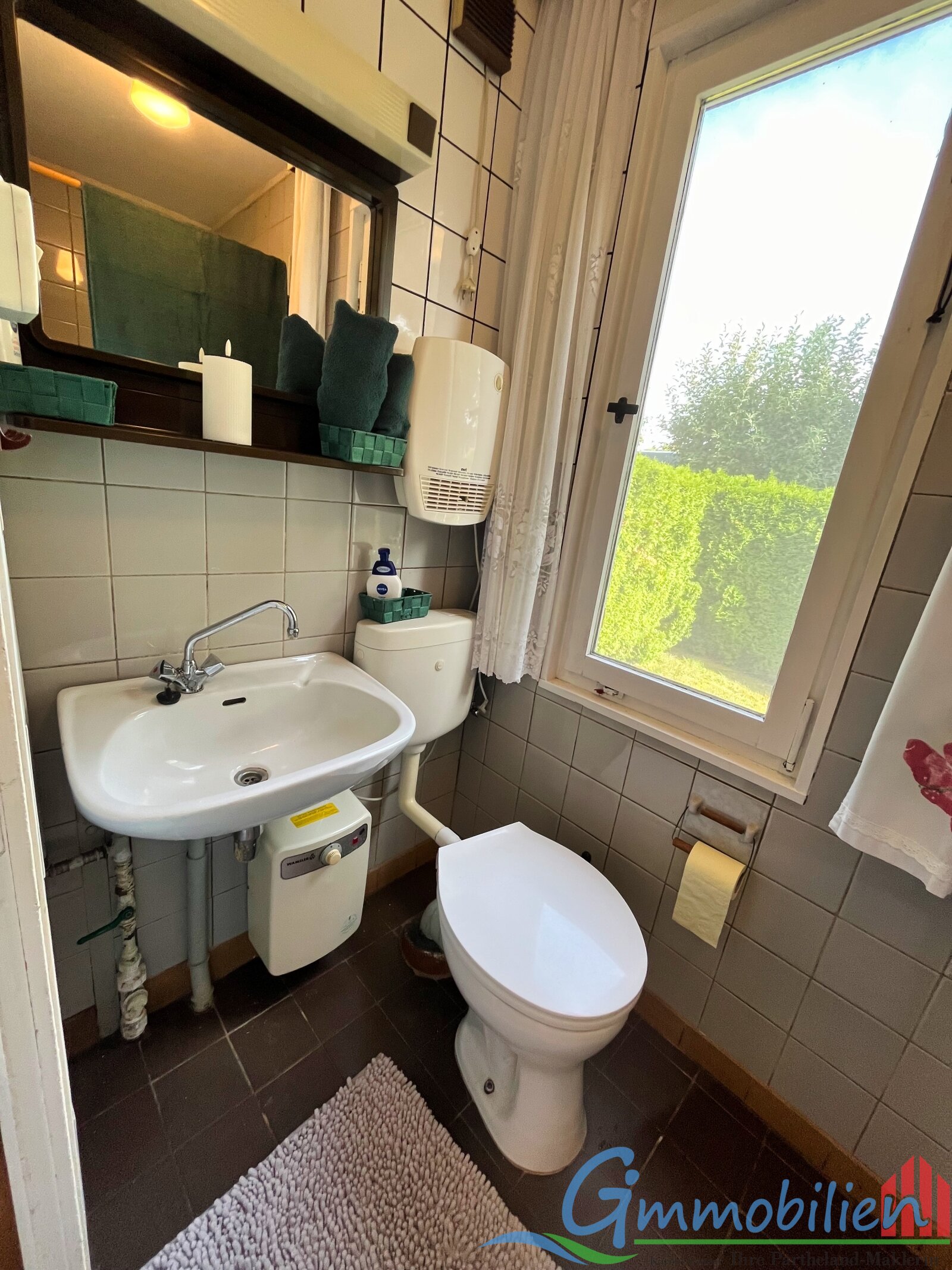 Toilette mit Dusche im alten Bungalow