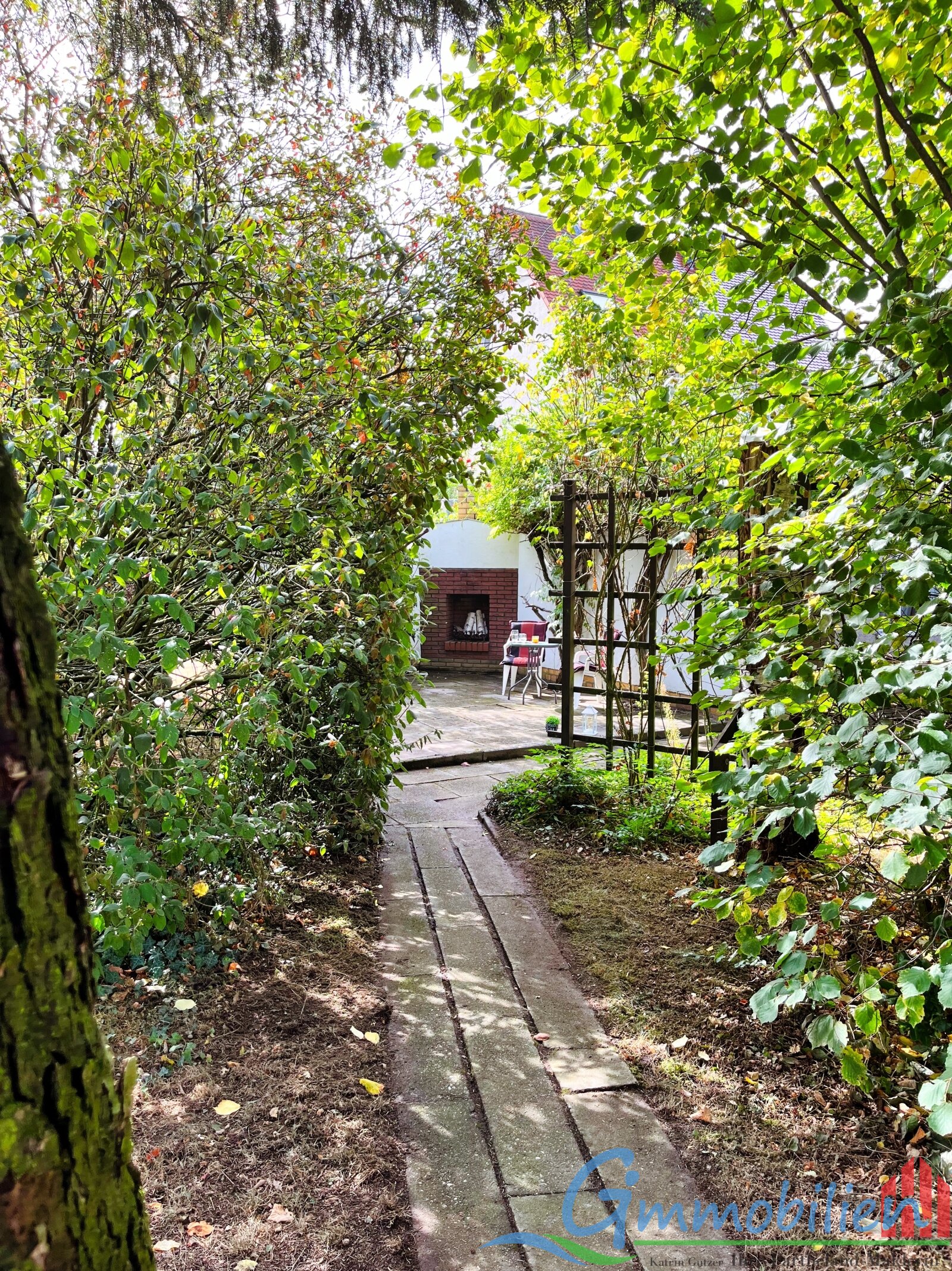 Weg zwischen Bungalow und Terrasse