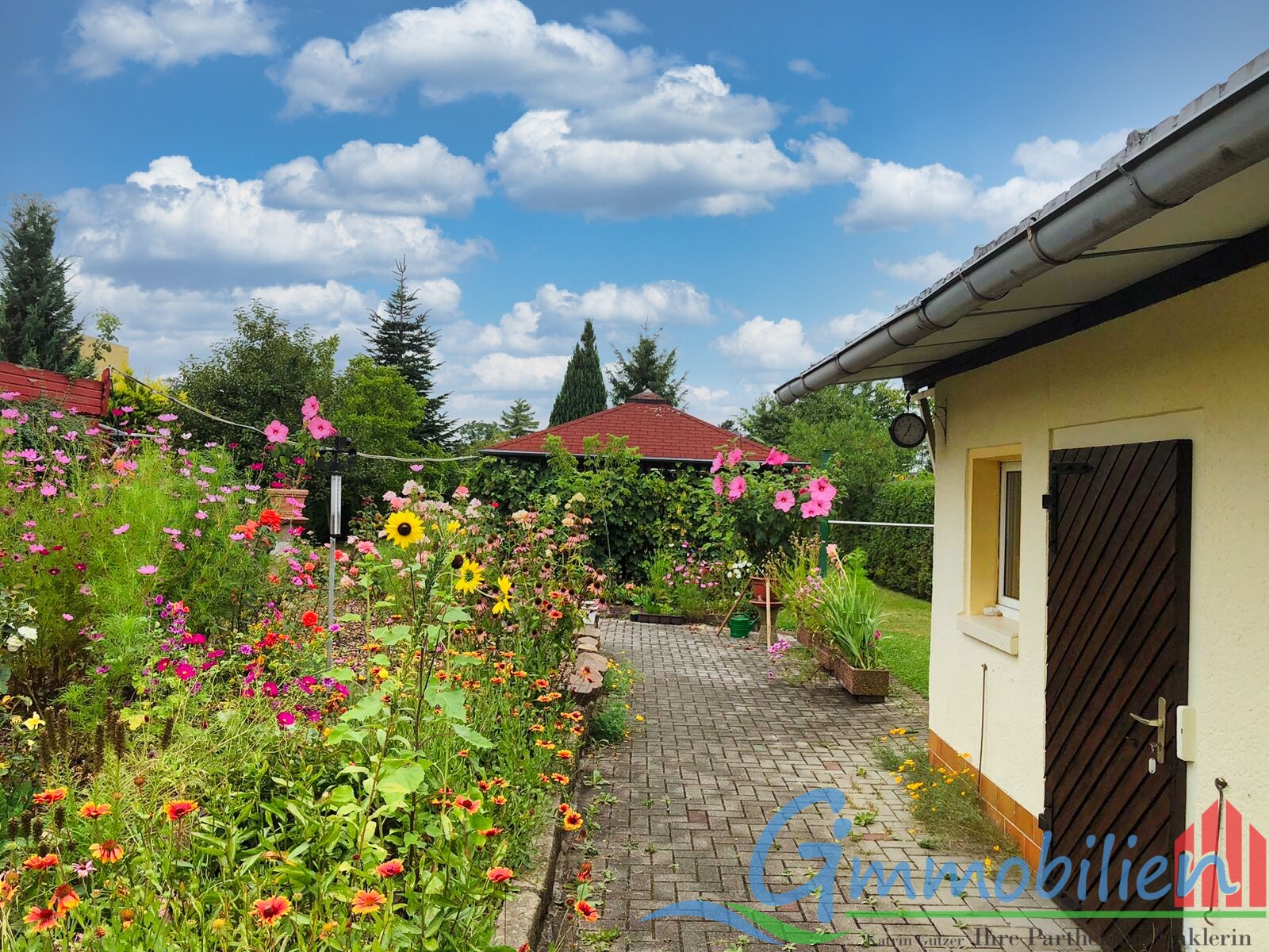 Blick vom Hof in den großen Garten quer