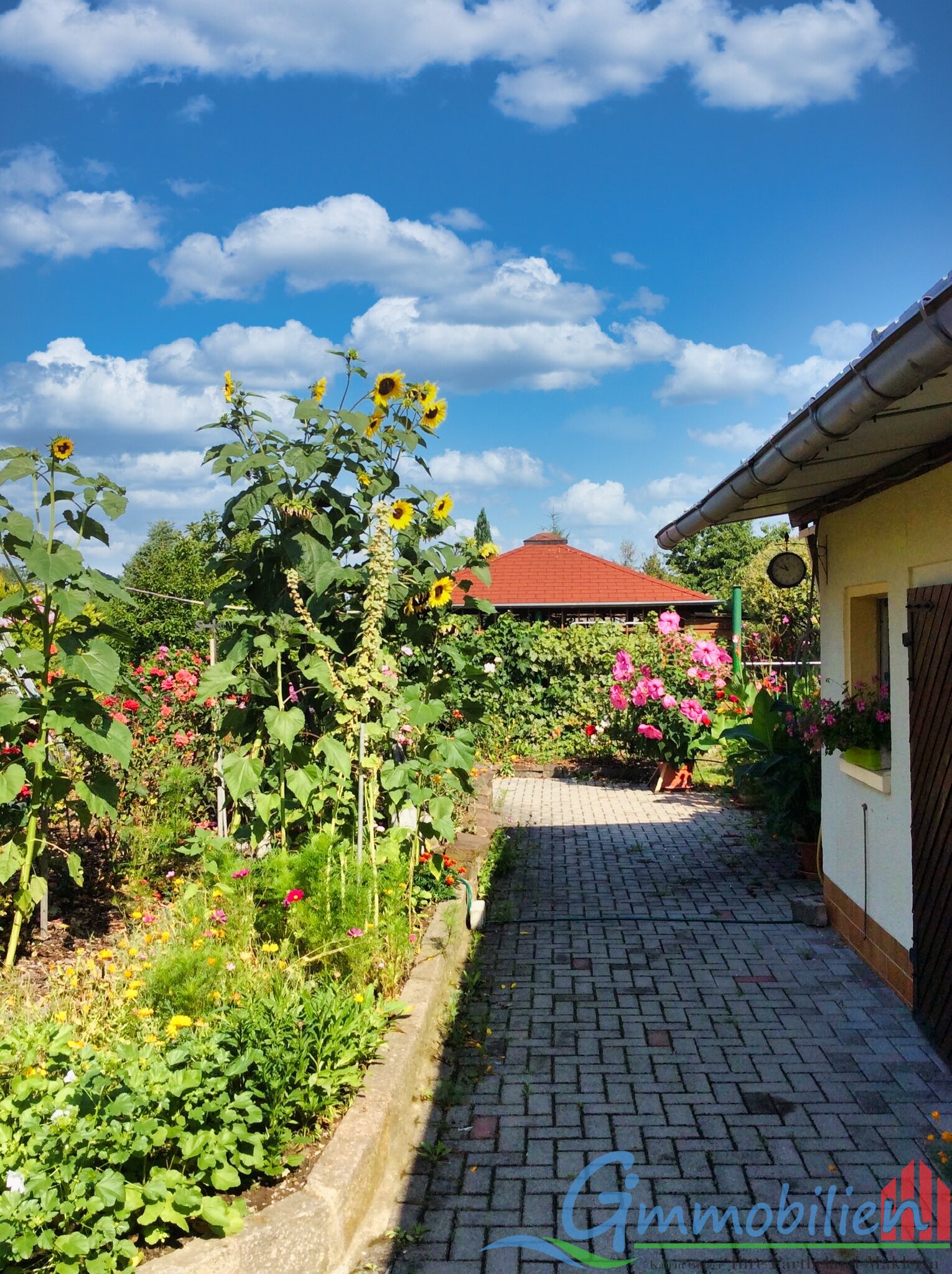 Blick vom Hof in den großen Garten hoch