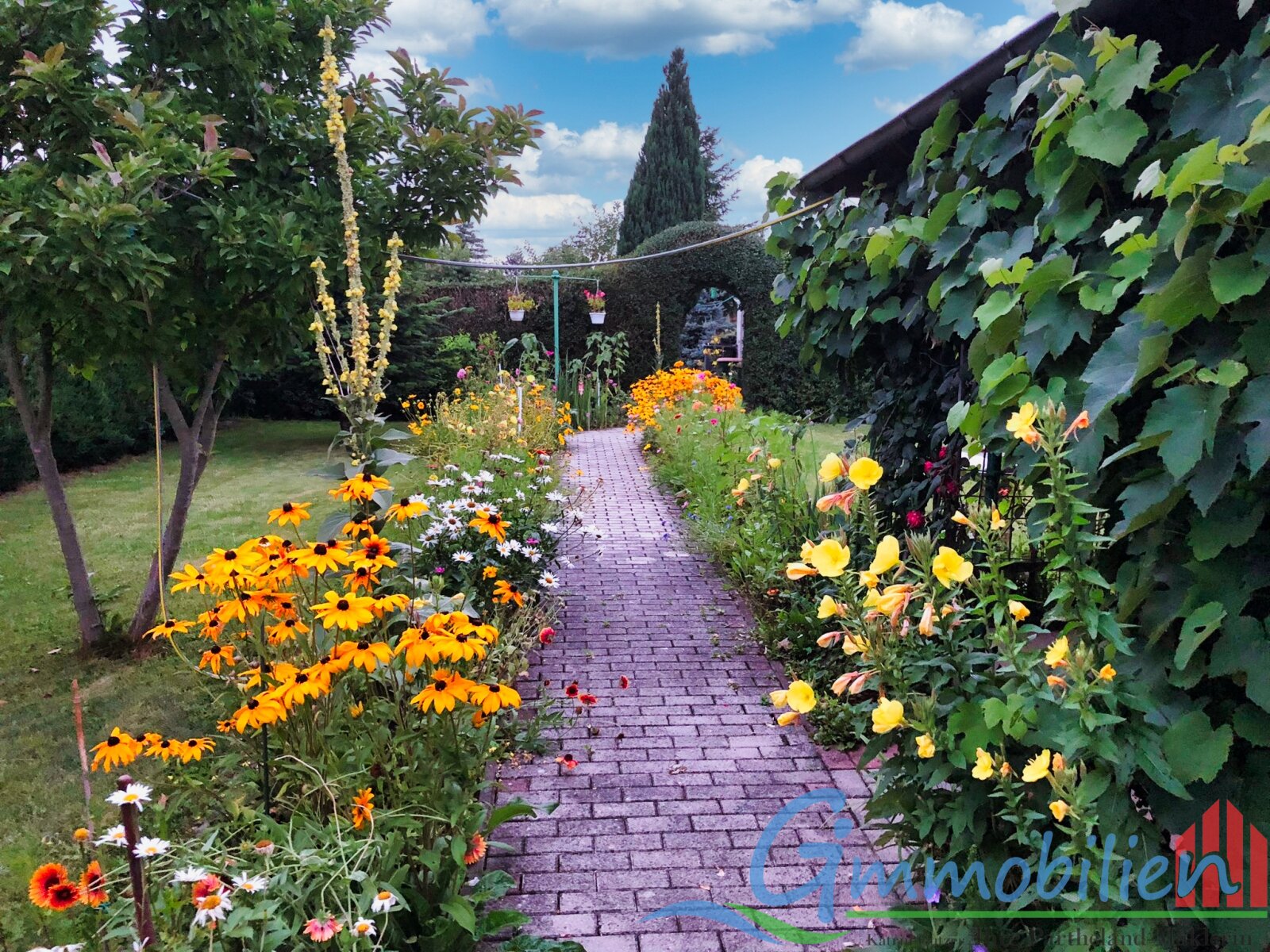 noch weiter im Garten hinten