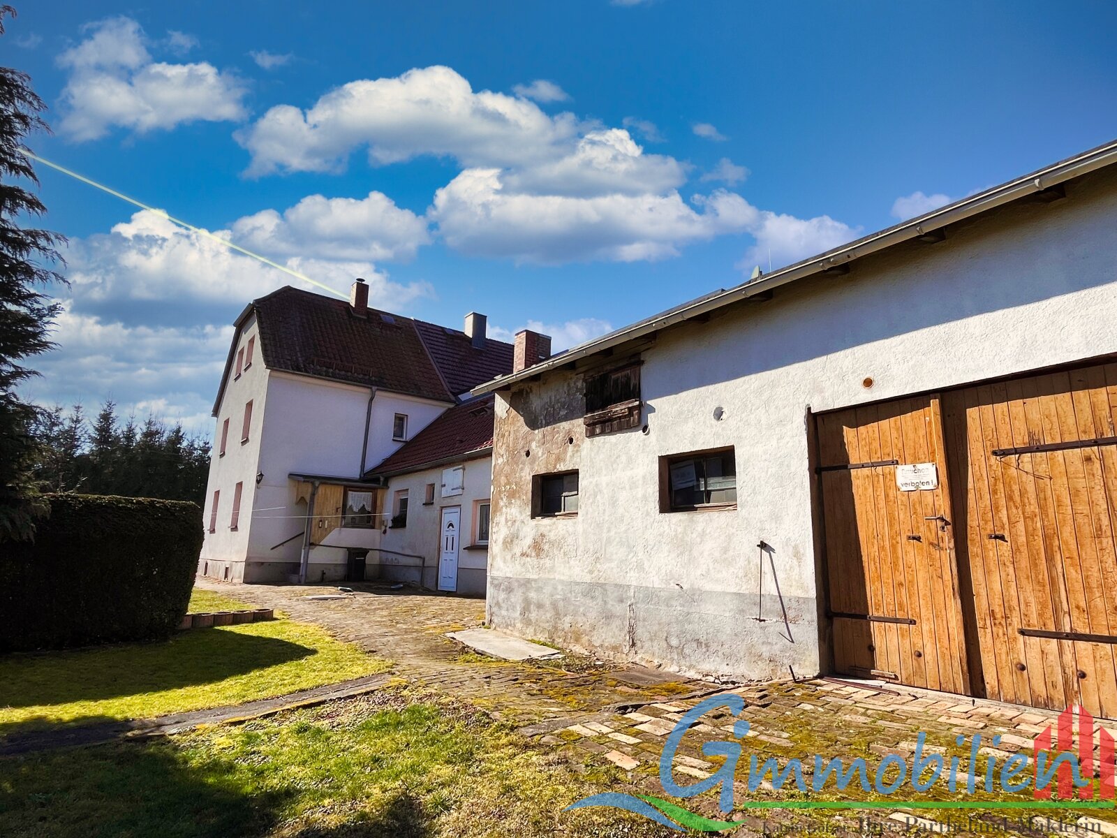 Haus mit Nebengeäuden