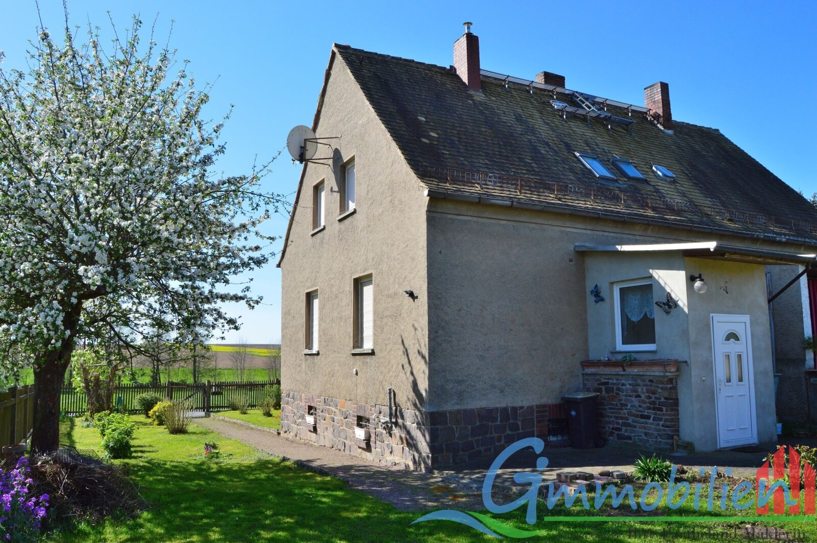 Mit kleinem Budget, einem Anbau wie die Nachbarn und aus dieser kleinen DHH wird Ihr großes Traumhaus Mit kleinem Budget, einem Anbau wie die Nachbarn und aus dieser kleinen DHH wird Ihr großes Traumhaus